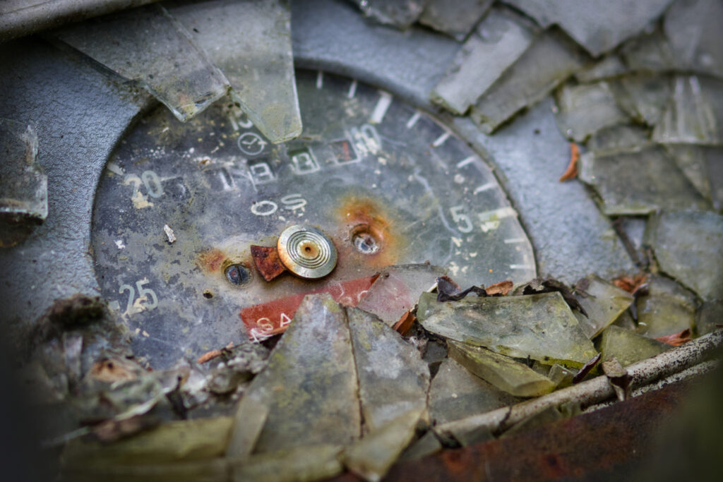 Tractor speedometer rusted and with broken glass